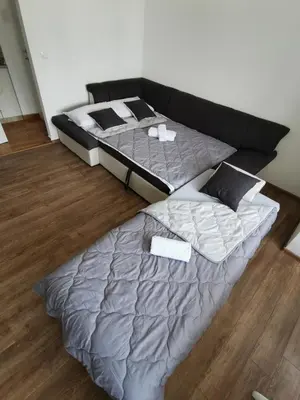 two beds in a room with at Apartman MMS in Teslić