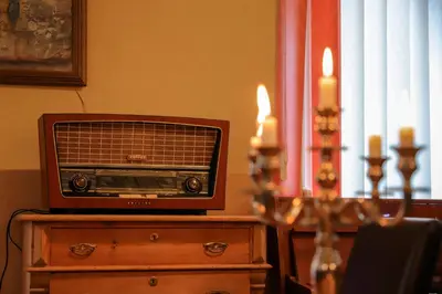an old radio sitting on top of a dresser at Apartments Crvena Jabuka in Ključ