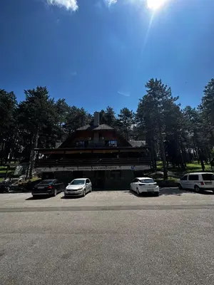 a group of cars parked in front of a building at Prenoćište/Restoran Lovac in Bihać