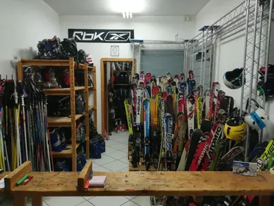 a bunch of skis are lined up in a room at Apartmani Turalija in Kupres