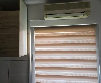 a window with blinds on it in a kitchen at Garsonjera u centru Prnjavor in Prnjavor