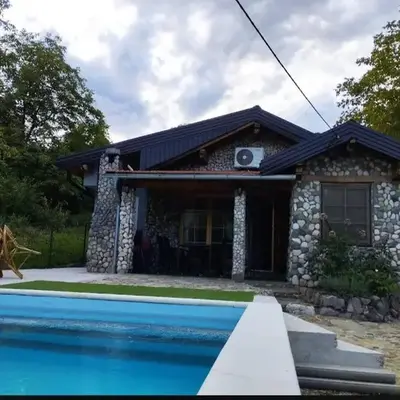 COUNTRY HOUSE