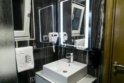 a bathroom with a sink and a mirror at Motel Atos Bungalovi in Nova Topola