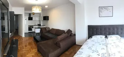 a living room with a couch and a bed at Apartman CITY CENTER 3-šetalište in Prijedor