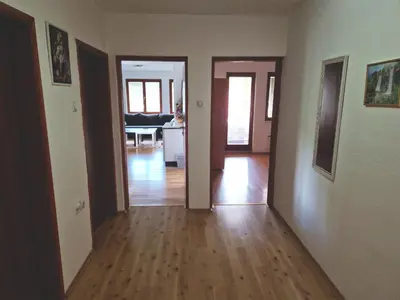 an empty living room with a hard wood floor at Apartman Komfor in Banja Luka