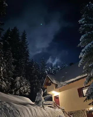 a house in the snow at night at Villa 