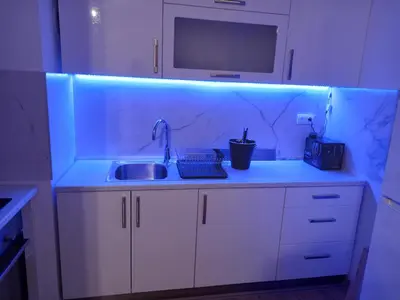 a kitchen counter with a sink and a microwave at Apartman Vrbas sa Podzemnom garazom in Banja Luka