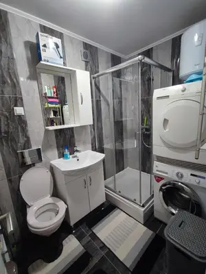 a small bathroom with a toilet and a shower at Stan na dan Apartman KRISFIL Prnjavor in Prnjavor