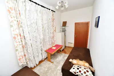 a living room with a table and a curtain at Apartman centar blizina Kastela i Splava in Banja Luka
