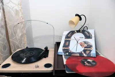 a record player and a clock on a table at Apartman Venezia in Banja Luka