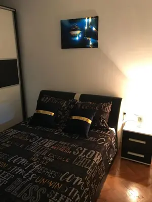 a bedroom with a bed and a picture on the wall at Apartman/Stan na dan Teslić in Teslić