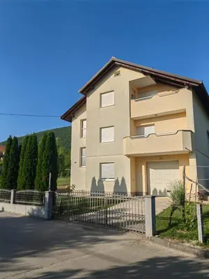 a house with a fence in front of it at Apartman Bošnjak Ramsko jezero in Podbor