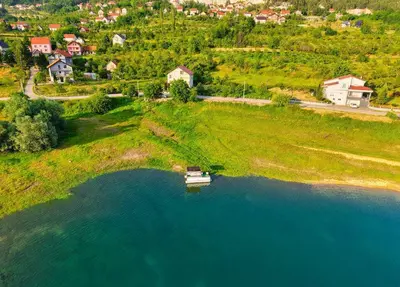 an aerial view of a boat in the middle of a lake at Apartman Bošnjak Ramsko jezero in Podbor