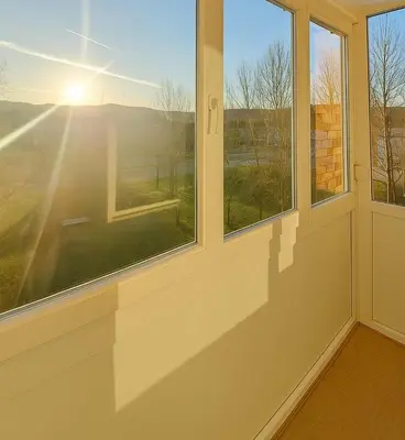 a room with windows with the sun shining through them at Apartman Centar Banja Luka in Banja Luka