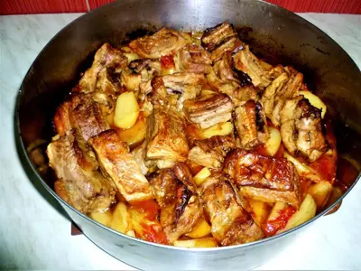 a pan filled with chicken and vegetables on a table at Apatments Radoja - Pliva in Šipovo