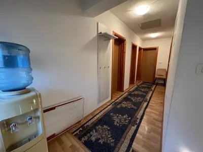a room with a counter with a blue bowl on top at Apartmani Piramida Mjeseca i Sunca in Visoko