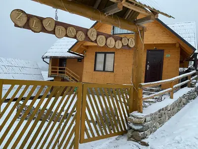 a cabin in the snow with a wooden fence at Prokoško jezero Zlatna koliba in Fojnica