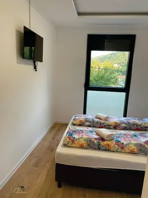 a bedroom with a bed and a window at Motel Platani Kotor Varoš in Kotorište