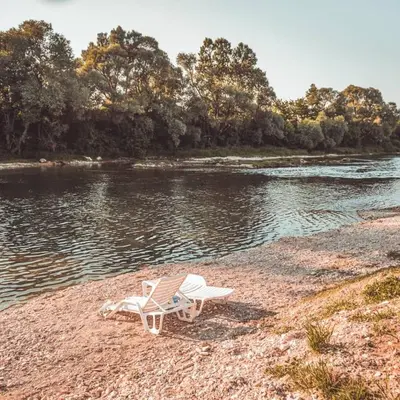 a beach chair and avisorvisorvisorvisorvisorvisor at 