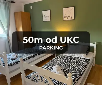 a bedroom with a bed and a sign that reads son od ike parking at Sobe kod bolnice Paprikovac in Banja Luka