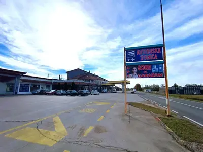 a sign on the side of a road at Motel Gas-Petrol Samac in Bosanski Šamac