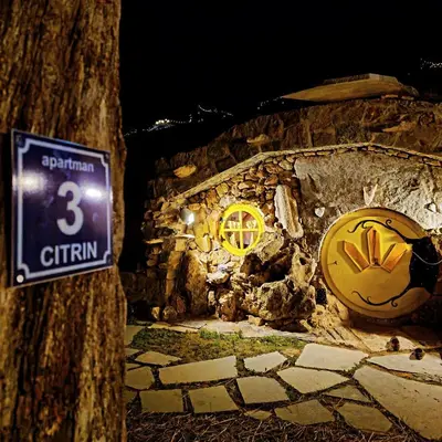 a sign on the side of a stone wall at Zemljane kućice Kreševo in Kreševo