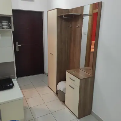 a small kitchen with a mirror and a closet at Apartman Jevrejska Banja Luka in Banja Luka