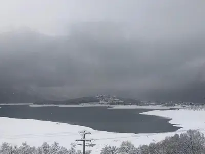 a view of a lake with snow on the ground at Kuća za odmor Ravančić in Sopot