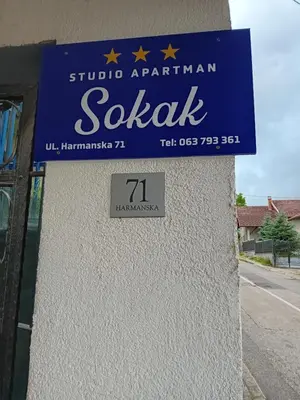 a sign for a school on a building at Studio apartman Sokak in Bihać
